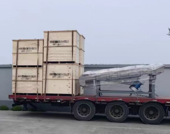超聲波振動篩和直線篩已裝車，準備發(fā)貨